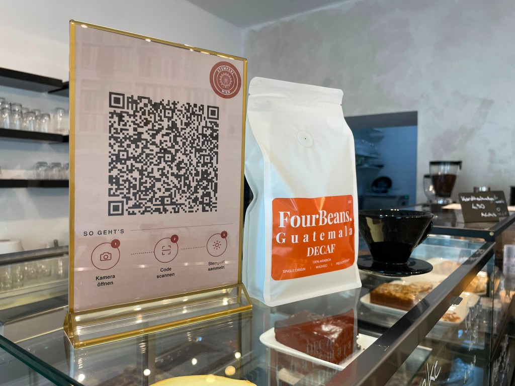 QR-Code-Aufsteller von Stemperl bei Four Beans Leopoldstadt